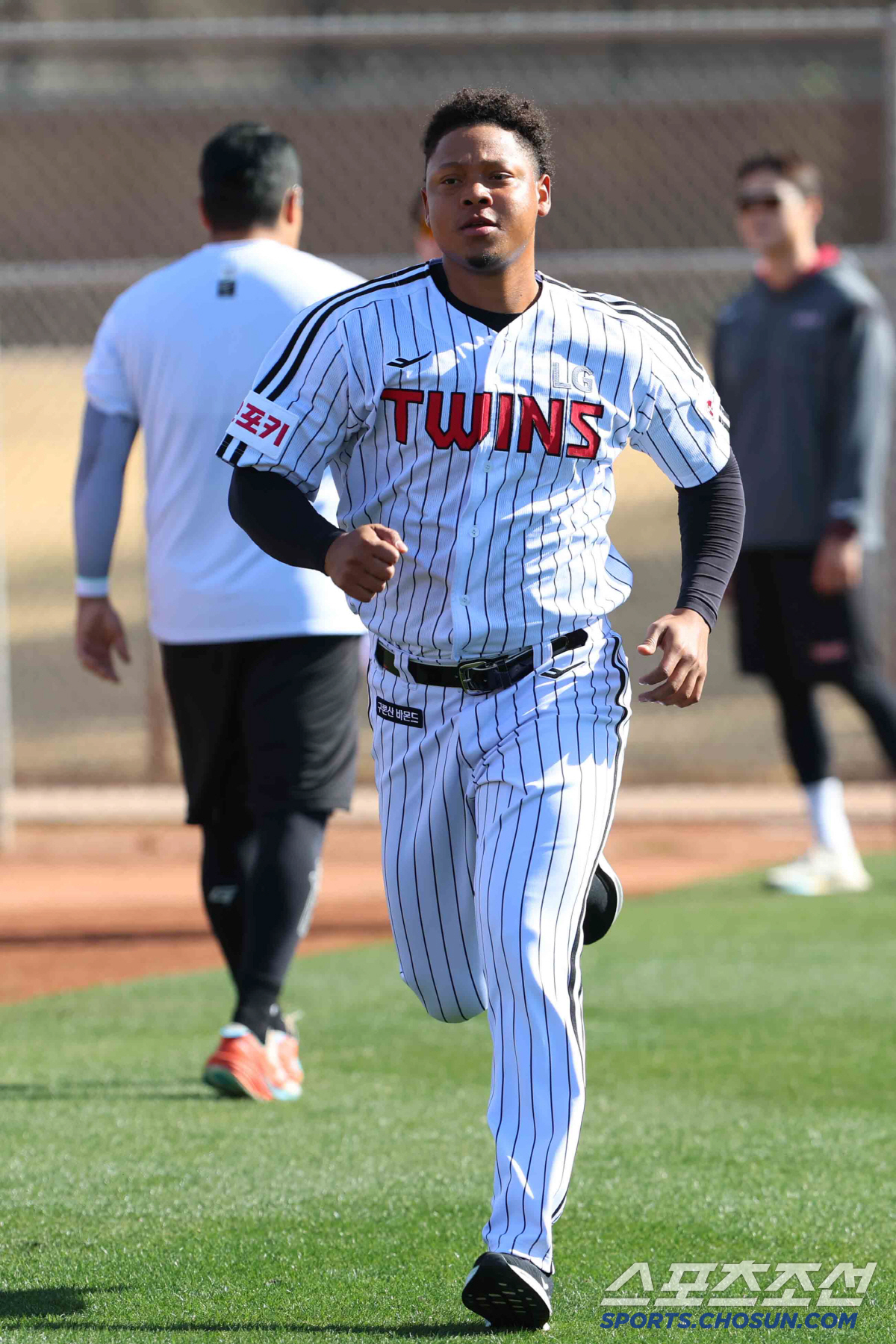 최고 152km인데 벌써 147km까지 쏘다니... 투혼의 '엘동원' 성…