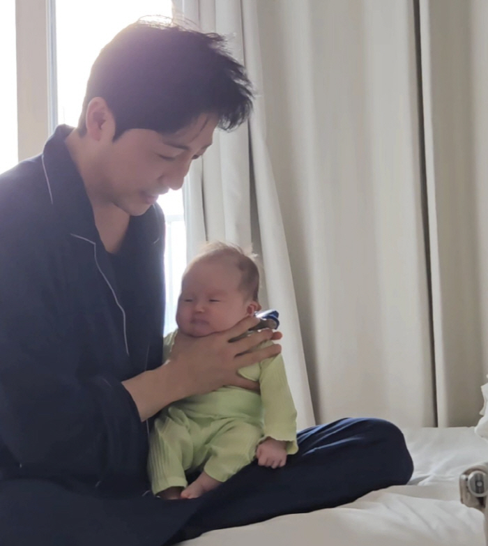 손헌수 "딸 목 조르는 거 아님" 서툰 육아 현장..찐빵된 귀여운 딸