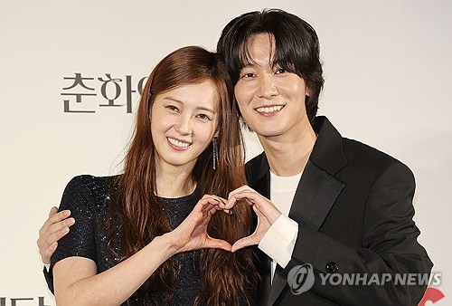 (서울=연합뉴스) 이재희 기자 = 배우 고아라(왼쪽)와 장률이 5일 오후 서울 용산구 CGV 용산아이파크몰점에서 열린 티빙 드라마 '춘화연애담' 제작발표회에서 포즈를 취하고 있다. 2025.2.5 scape@yna.co.kr