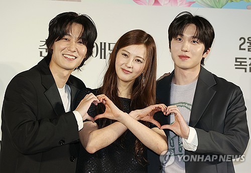 (서울=연합뉴스) 이재희 기자 = 배우 장률(왼쪽부터), 고아라, 강찬희가 5일 오후 서울 용산구 CGV 용산아이파크몰점에서 열린 티빙 드라마 '춘화연애담' 제작발표회에서 포즈를 취하고 있다. 2025.2.5 scape@yna.co.kr