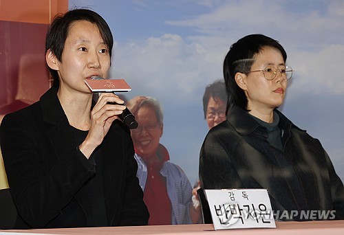 (서울=연합뉴스) 이재희 기자 = 5일 오후 서울 용산구 CGV 용산아이파크몰점에서 열린 다큐멘터리 영화 '두 사람' 시사 간담회에서 반박지은 감독이 질문에 답하고 있다. 오른쪽은 김다형 프로듀서. 2025.2.5 scape@yna.co.kr