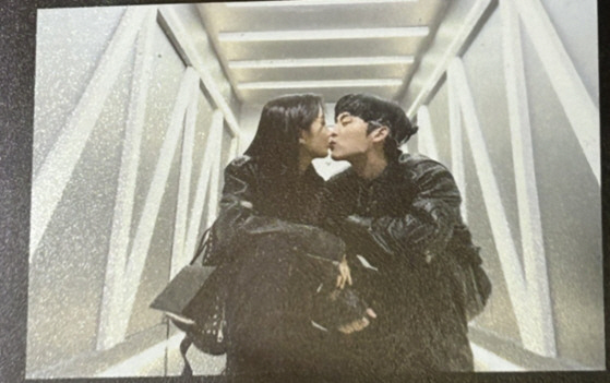 '뽀뽀 사진 유출' 문가영♥최현욱, 과몰입 유발하는 '꼭붙' 투샷 공개(…