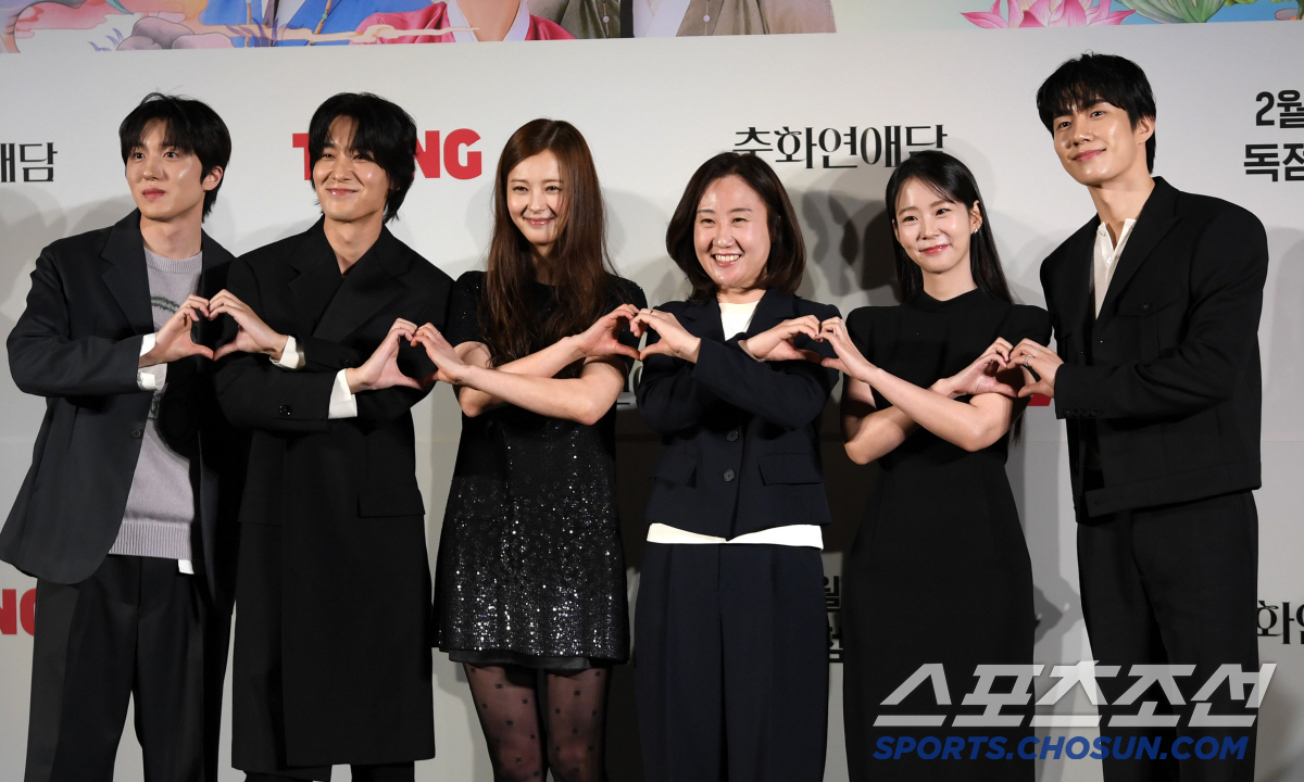 [포토] 강찬희-장률-고아라-이광영 감독-한승연-손우현 '연결 하트'