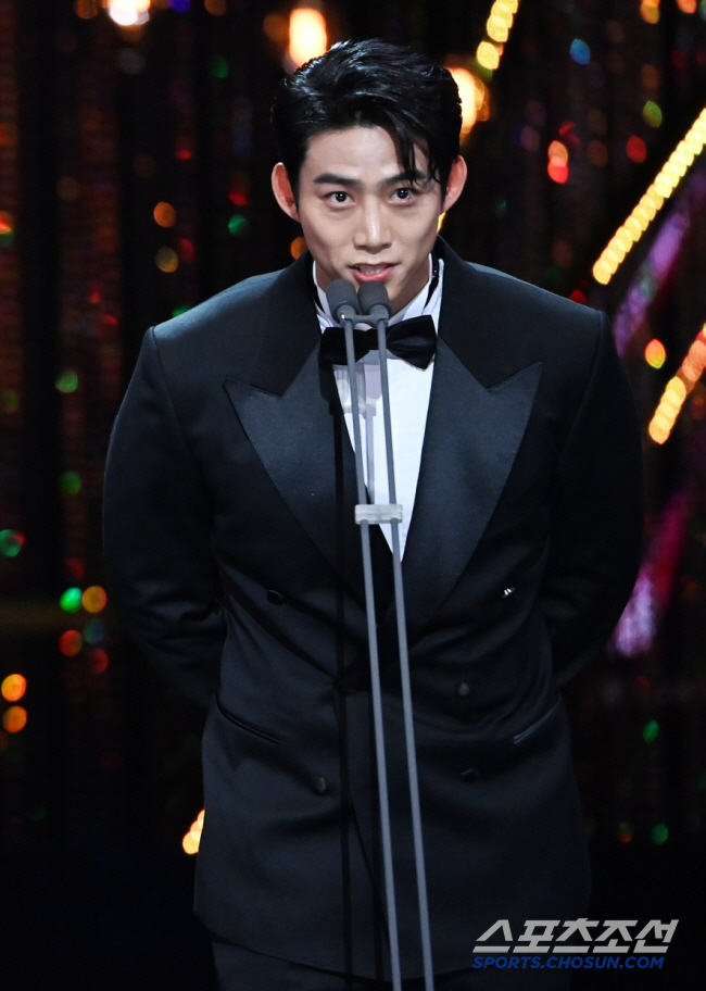 [공식] 옥택연, ♥비연예인 여친에 무릎 꿇고 반지 프러포즈? "이벤트일…
