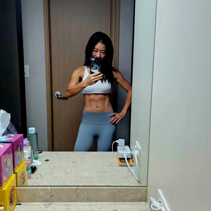 '42세' 이지현, 빨래판 복근+갈라진 등 근육...누가 애둘맘이라 믿겠…
