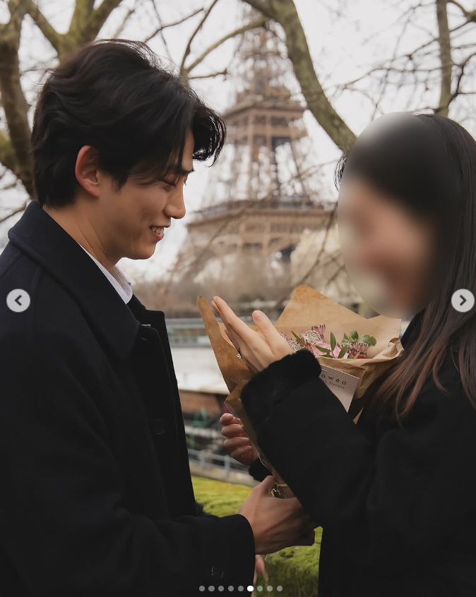 옥택연 ♥여친과 파리 '웨딩 반지' 데이트 사진 유출...소속사 "결혼은…