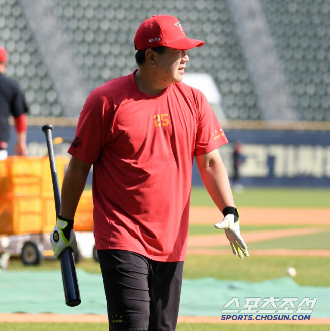 "그런 스윙 원했어!" 395홈런 레전드의 특급 레슨…'전격 개조' KI…