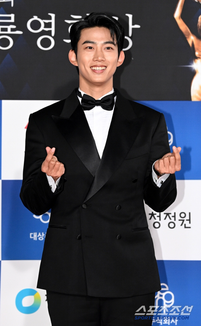 옥택연, ♥여친에 무릎 꿇고 다이아 반지…'결혼설'은 부인 "프러포즈 아…