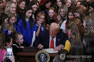 트럼프, '성전환자의 여성 스포츠 출전금지' 행정명령 서명(종합)