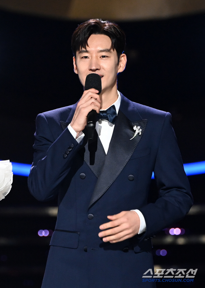 [공식] "김도기 형사 돌아온다"…이제훈 멱살 잡고 끄는 '모범택시3' …