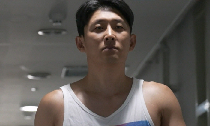 “어릴 적부터 고민” 유명 배우, 오다리 고백..‘슬리퍼+밴드’로 교정 …