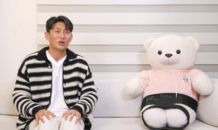 “어릴 적부터 고민” 유명 배우, 오다리 고백..‘슬리퍼+밴드’로 교정 …