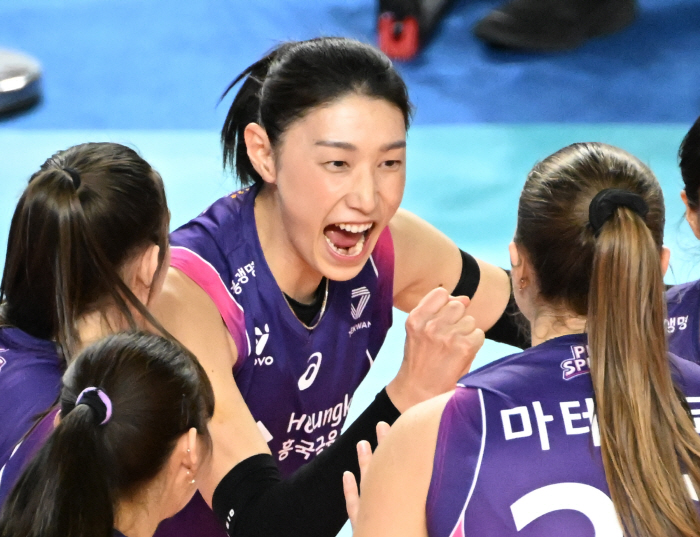 '김연경 버프' 흥국생명 6연승 질주! 마테이코+피치 불꽃 강타…도로공사 3대0 셧아웃 [김천리뷰]