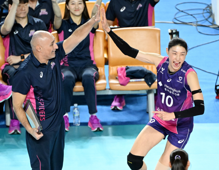 '김연경 버프' 흥국생명 6연승 질주! 마테이코+피치 불꽃 강타…도로공사…