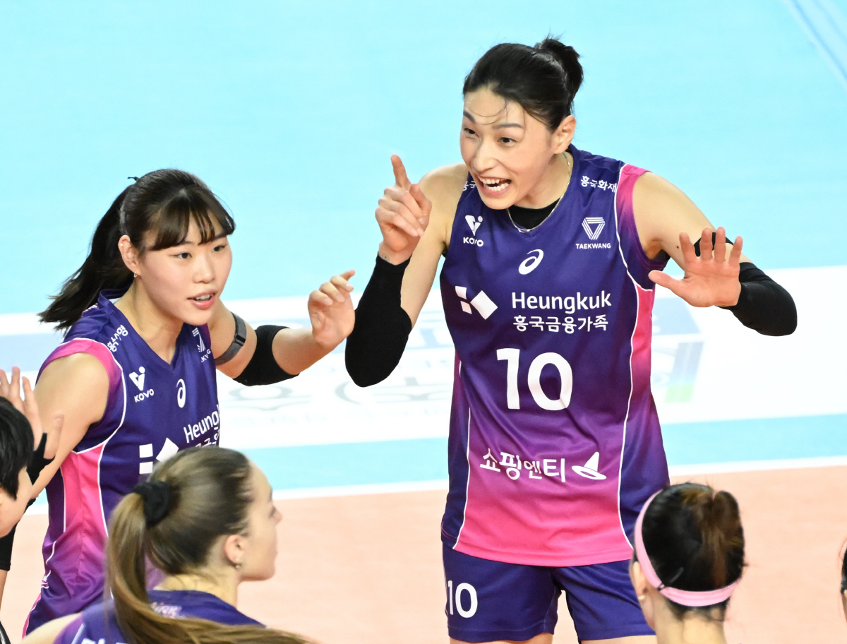 78분만에 셧아웃 완승! 伊명장의 얼굴에선 웃음이 떠나지 않았다 "항상 …