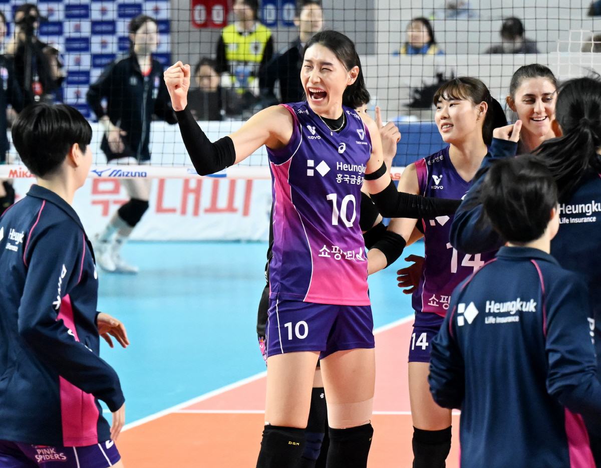 78분만에 셧아웃 완승! 伊명장의 얼굴에선 웃음이 떠나지 않았다 "항상 …