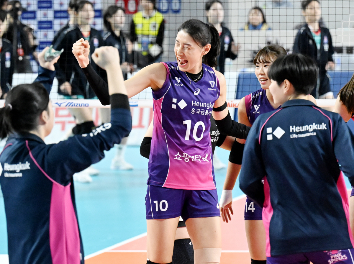 78분만에 셧아웃 완승! 伊명장의 얼굴에선 웃음이 떠나지 않았다 "항상 …