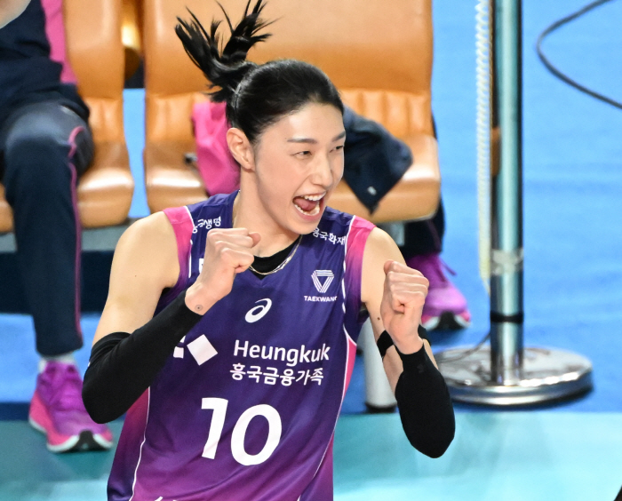 78분만에 셧아웃 완승! 伊명장의 얼굴에선 웃음이 떠나지 않았다 "항상 …