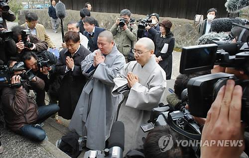 (교도=연합뉴스) 서산 부석사에서 제작·보관되고 있다가 일본에 넘어가고 나서 다시 한국으로 반입된 금동관음보살좌상의 소유권 공방과 관련, 부석사 승려들이 14일 일본을 방문했다. 2013.3.14 jhcho@yna.co.kr