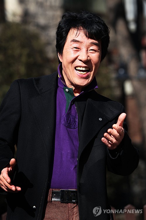 (서울=연합뉴스) '해뜰날' 등으로 큰 인기를 누린 트로트 가수 송대관이 7일 오전 별세했다. 향년 79세. 송대관은 1967년 '인정 많은 아저씨'로 데뷔해 1975년 '해뜰날'이 히트하며 인기 가수로 도약했다. 이후 '네박자', '유행가', '차표 한장' 등 많은 히트곡을 내며 태진아, 현철, 설운도와 함께 트로트 사대천왕으로 불렸다. 2025.2.7 [연합뉴스 자료사진] photo@yna.co.kr