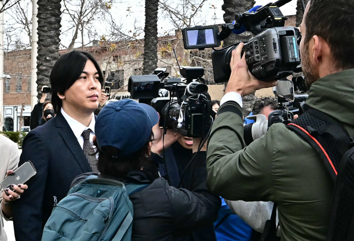 '충격과 공포의 통역 사기극' 징역 4년9개월-243억원 배상 확정 "오…