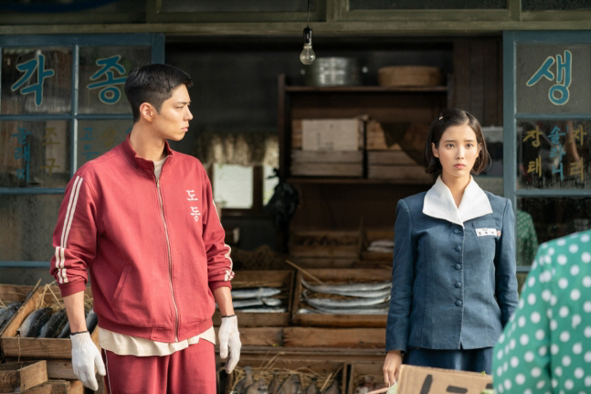 박보검x아이유, '풋풋' 교복 데이트 포착...청춘 케미 그 자체 ('폭…