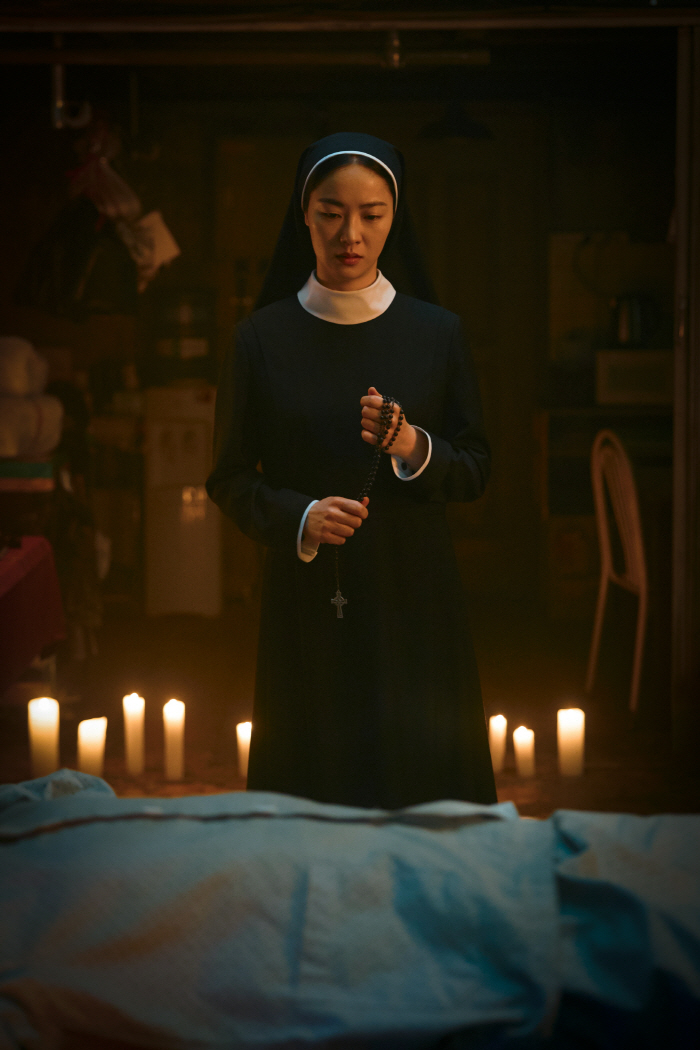 '검은 수녀들' 무속 힘 빌리는 수녀들→송혜교 열연 돋보인 구마까지