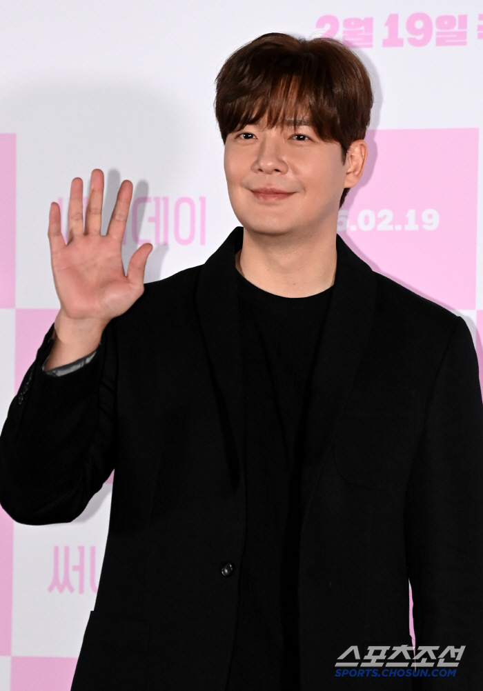 [포토] 강은탁, 손인사 다정해~