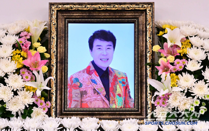 故송대관 영정 속 환한 미소..태진아·임영웅·혜은이 '추모 물결' [종합…