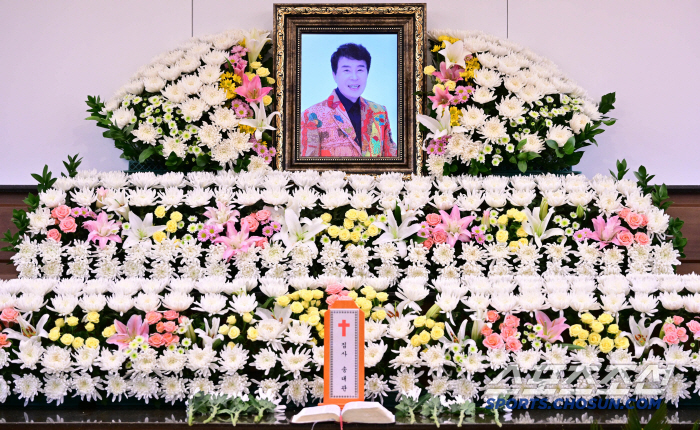 故송대관 영정 속 환한 미소..태진아·임영웅·혜은이 '추모 물결' [종합…