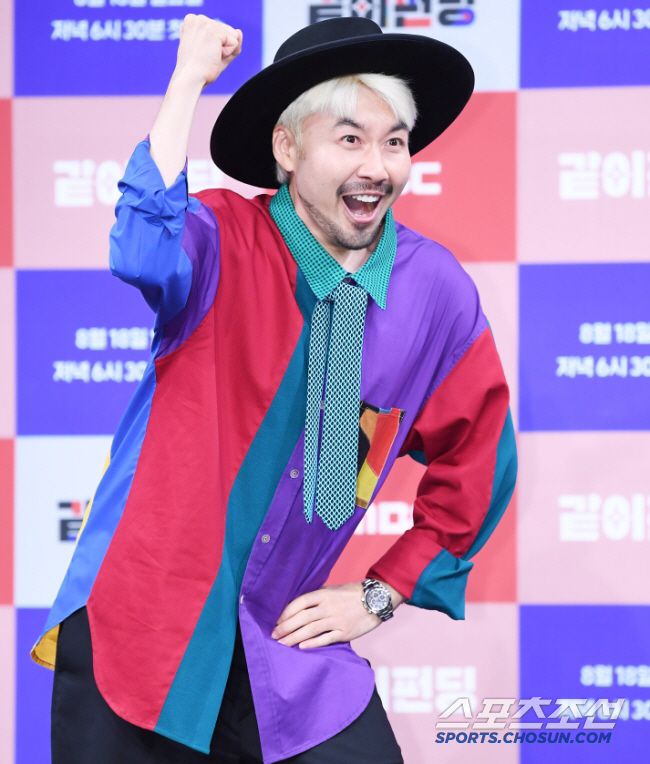 노홍철, '연매출 6억' 찍더니..빵집 리모델링 '영화관까지' [종합]