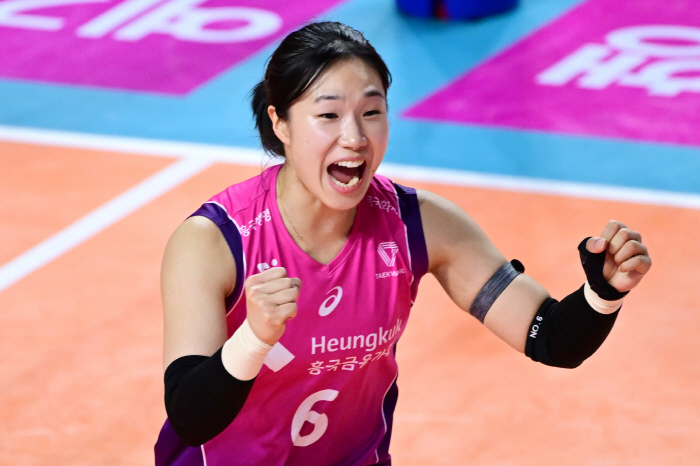 '김연경→1m97 거인까지' 핑크빛 질주 이끄는 '코코'의 매력, 비결은 따로 있다 [SC포커스]