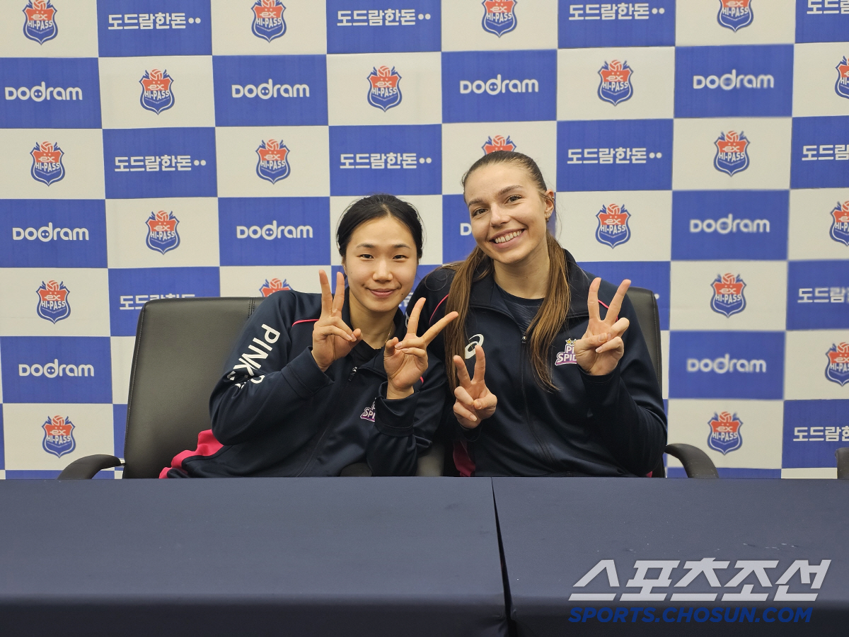 '김연경→1m97 거인까지' 핑크빛 질주 이끄는 '코코'의 매력, 비결은…