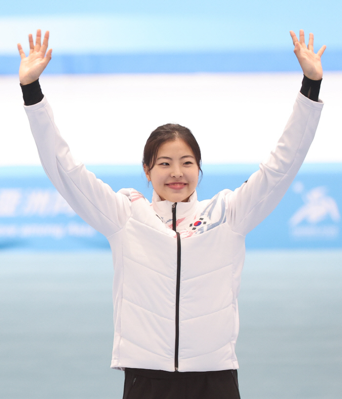 "0.004초차!" '2005년생 빙속신성'이나현의 100m 깜짝 금메달…