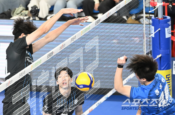 29점 '갓레오'와 함께 최강으로 돌아온 현대캐피탈, 외국인-서재덕-신영석 빠진 한국전력에 3-1 승리[천안 리뷰]