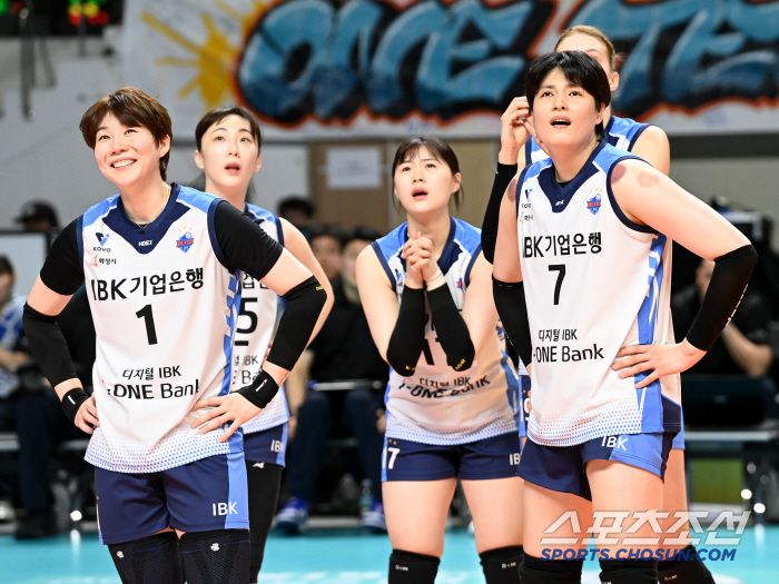 "셋이 합쳐 연봉 12억→7득점+공격 효율 마이너스" 사령탑의 웃픈 속내…잦아드는 기업은행의 봄배구 야망 [장충포커스]