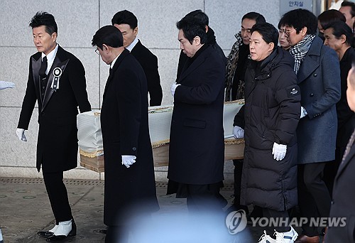 (서울=연합뉴스) 김성민 기자 = 9일 서울 종로구 서울대병원 장례식장에서 가수 송대관의 발인이 진행되고 있다. 2025.2.9 ksm7976@yna.co.kr