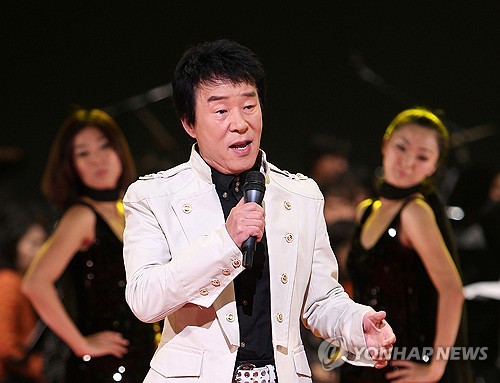 (서울=연합뉴스) 7일 오전 향년 79세로 별세한 가수 송대관이 2010년 11월경 KBS 1TV '가요무대 25주년 특집' 리허설에서 열창하는 모습. [연합뉴스 자료사진]