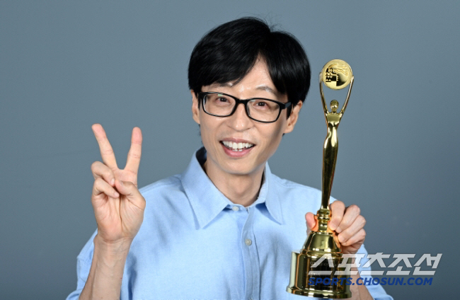 [SC리뷰] '대상만 20개' 유재석, 휴게소에서도 "너무 잘생겼다" "…