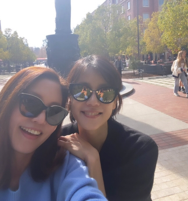 [SCin스타] LA서 유학 중인 딸과 재회한 김지호, 美 캠퍼스 투어까…