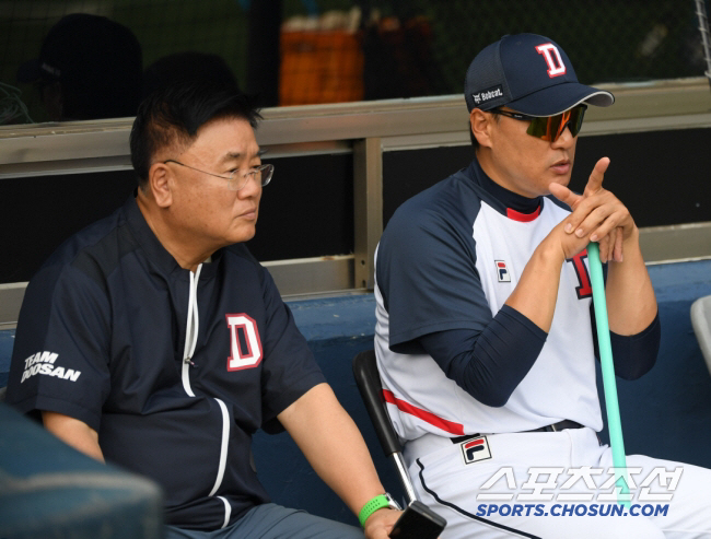 '편법 아니라면 이해가 안 된다' 두산 단장에게 물었다 "현역 빅리거, …