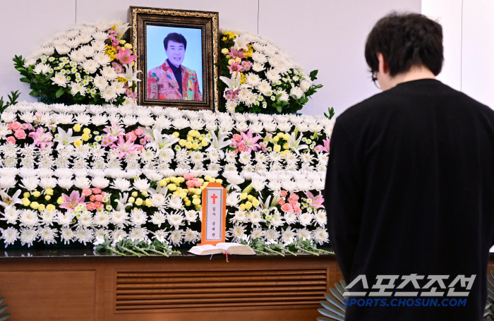 [SC이슈] 故송대관, 눈물의 '해뜰날' 들으며 영면…태진아 "잘 가, …
