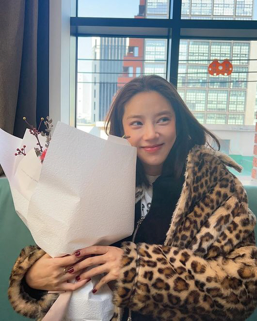 [SCin스타] 출산 D-2개월 손담비 "태교도 럭셔리하게"… 감동 꽃선…