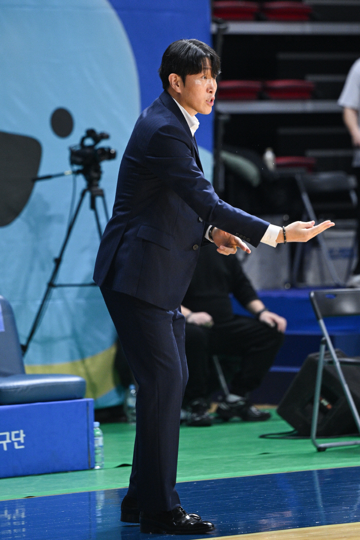 [현장인터뷰] 우리은행 위성우 감독 "이민지 3점, 내 실수. 삼성생명에…