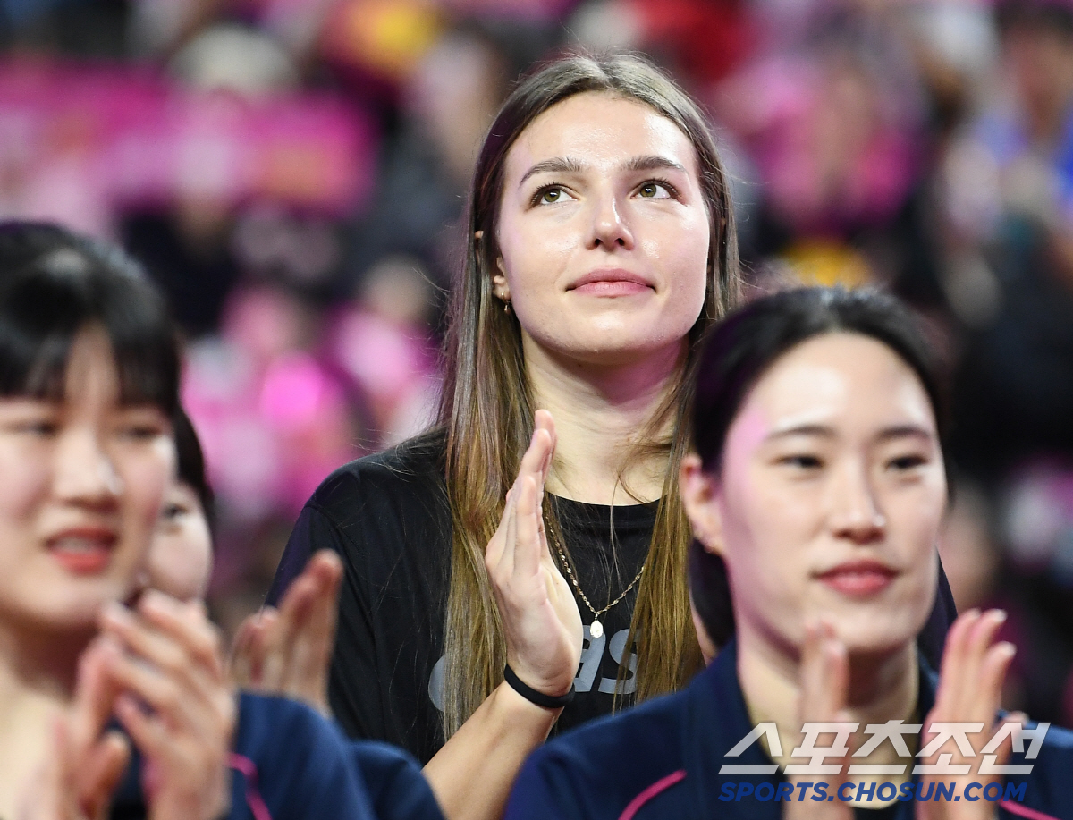 계약 끝난 마테이코, 김해란 은퇴식까지 참석...박수 보내며 떠났다 [인…