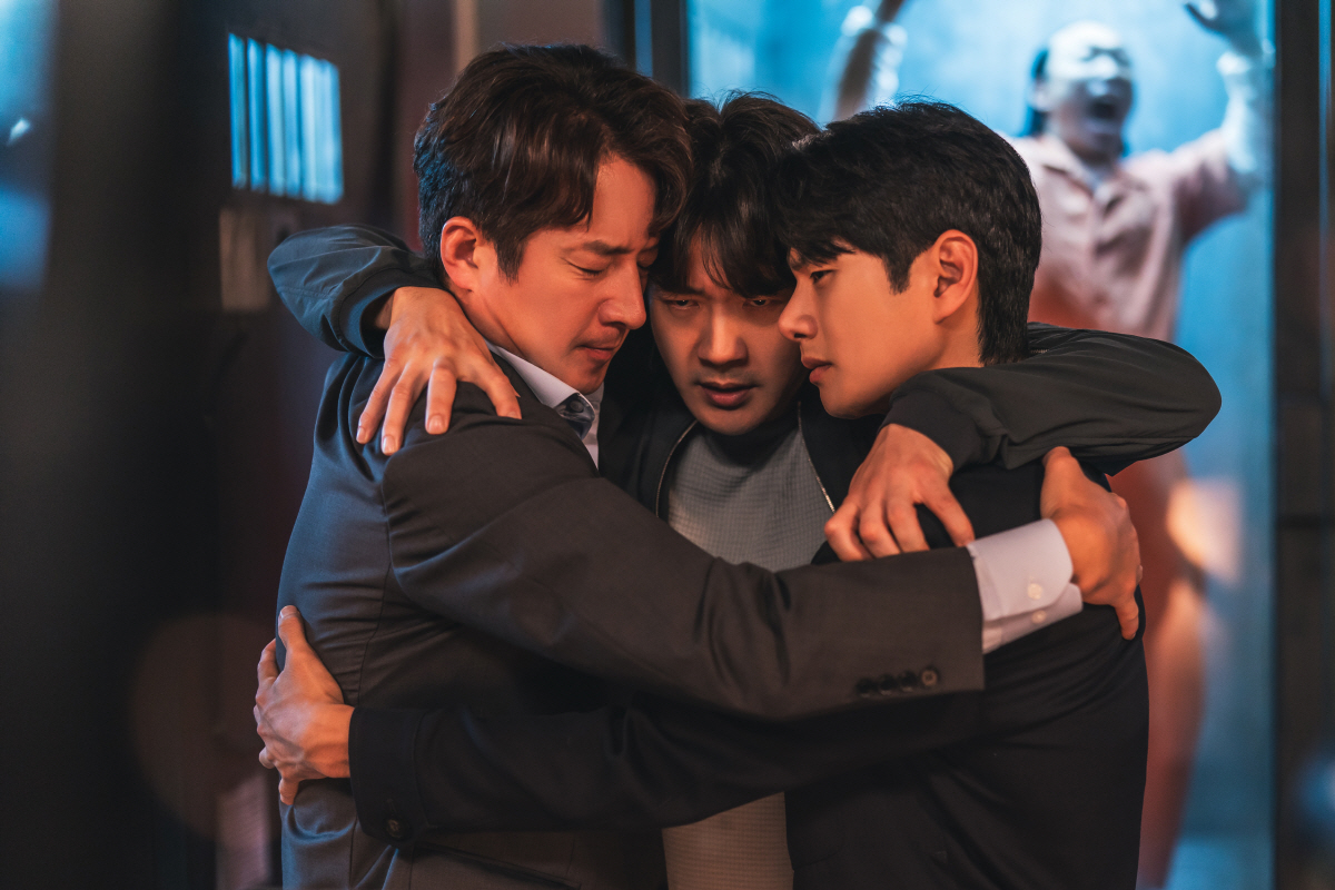 [SC이슈] "권상우X송혜교 웃었다"…극장 보릿고개 '히트맨2' '검은 …