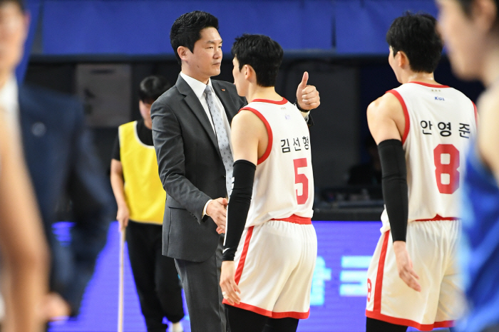 "징크스? 실력이다" 전희철 감독의 달라진 화법에 막강 SK의 비결이 있…