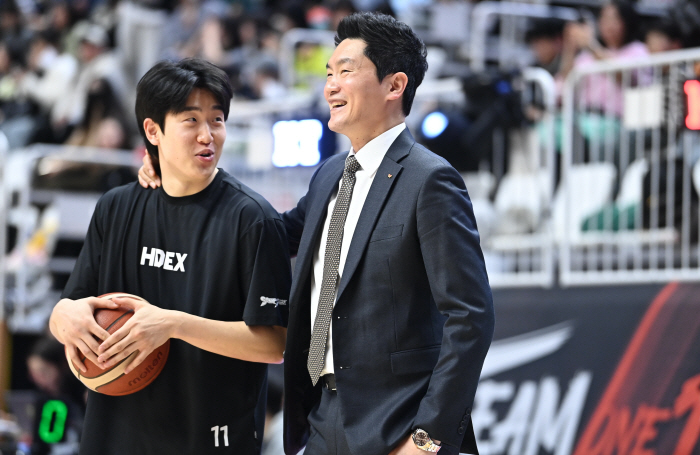 "징크스? 실력이다" 전희철 감독의 달라진 화법에 막강 SK의 비결이 있…