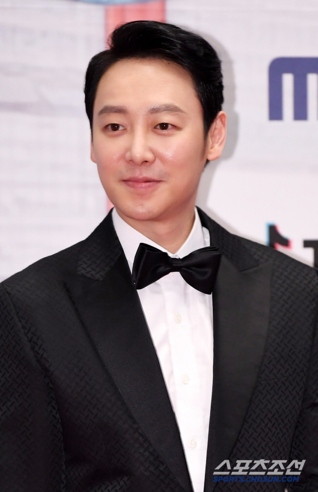 [공식] 김동욱, 플럼에이앤씨 품으로…하정우 연출 ‘윗집 사람들’로 활발…