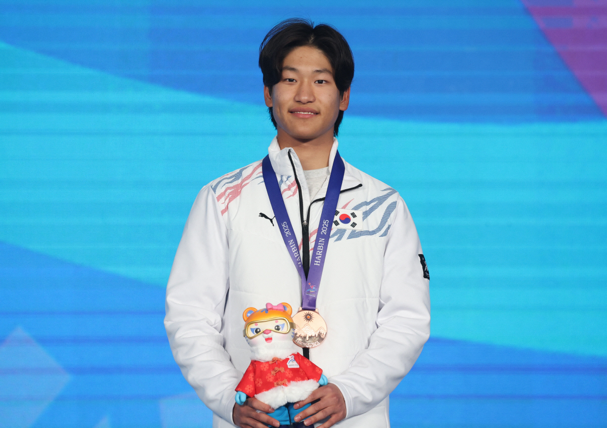 '고교생' 강동훈, 슬로프스타일에 이어 빅에어서도 값진 동메달[하얼빈AG…